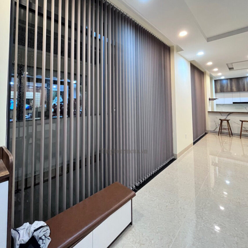 rem-cua-nhua-la-doc-e1742206033276-1 LẮP ĐẶT CỬA XẾP LÁ NHỰA NGĂN LẠNH